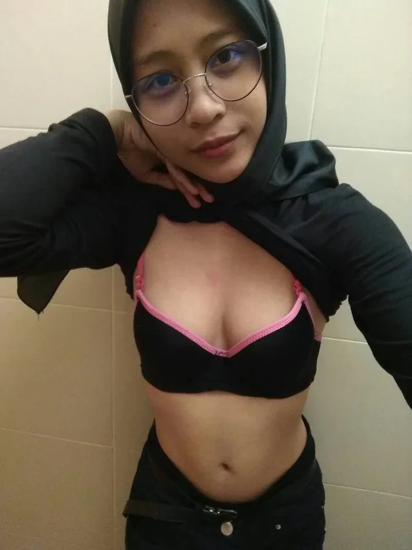 Latest Indo Video Viral Trending Phenomenon of Abg Viral Sma 2025 Ukhti Jilbab Wiwik di Warung Kosong Takut Ketahuan One for All Indonesia